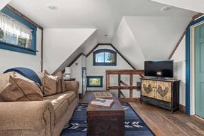 TV, offices - Dream Catcher, Hot tub, Fire pit, Pet stay Free! (Fredericksburg)