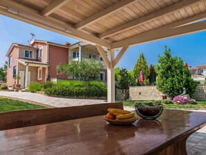 Outdoor dining - Villa Majmajola by Interhome (Pula/Vodnjan)