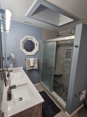 Dusche, Handtücher, Seife, Toilettenpapier