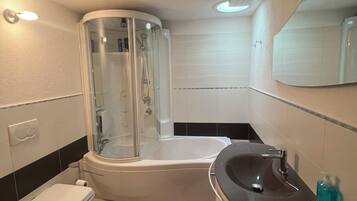 按摩浴缸、風筒、坐浴桶、提供毛巾