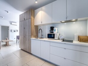 Fridge, microwave, dishwasher, cookware/dishes/utensils