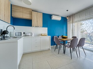 Refrigerador, microondas, lavavajillas y utensilios de cocina 