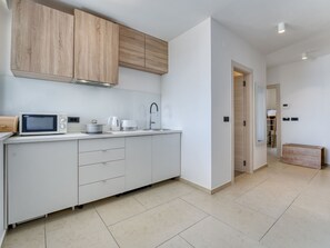 Fridge, microwave, dishwasher, cookware/dishes/utensils