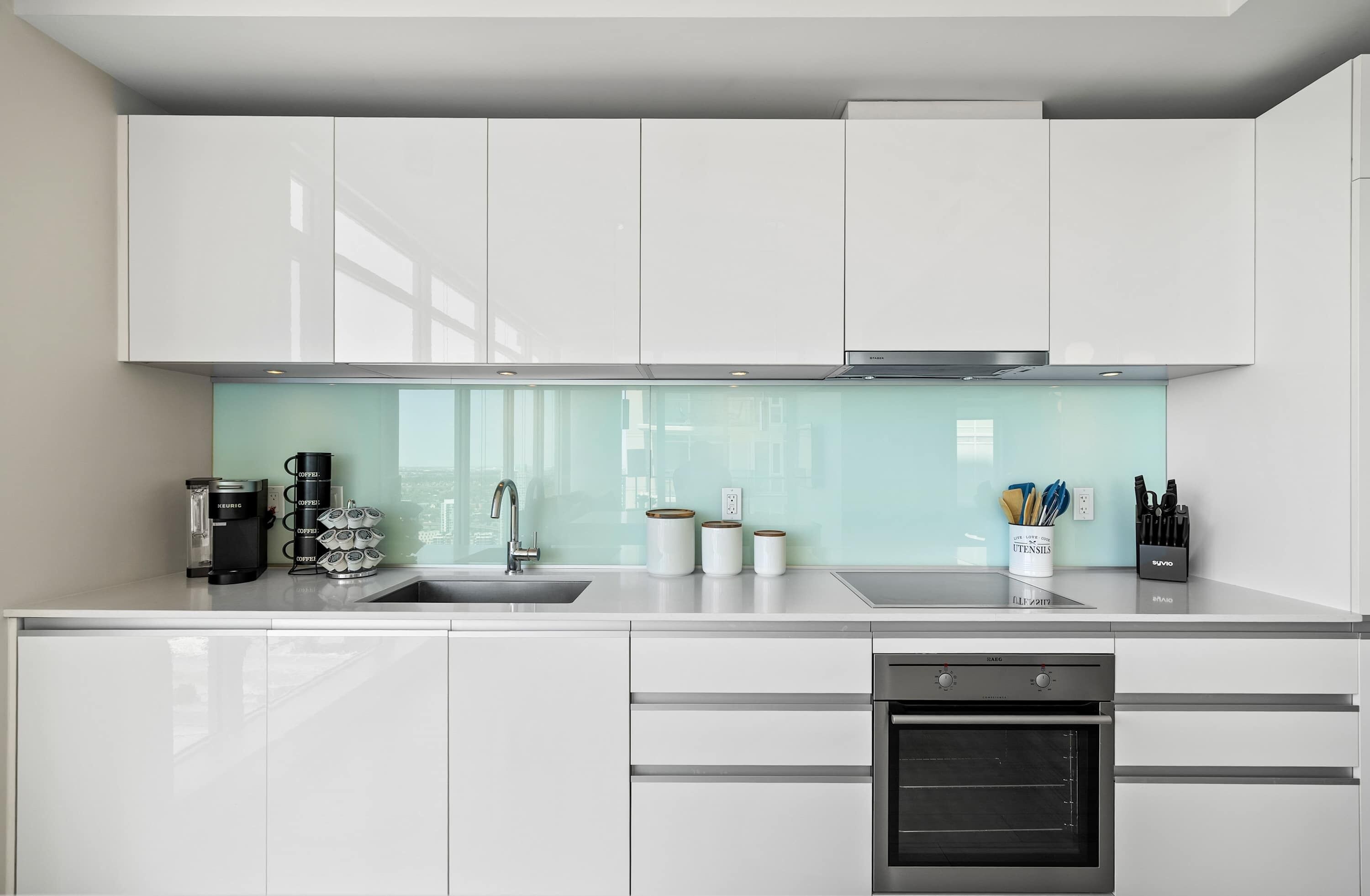 Réfrigérateur, four à micro-ondes, un four, surface de cuisson