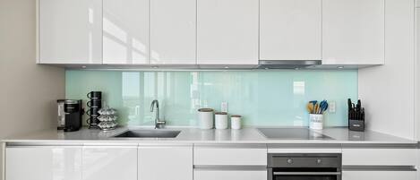 Réfrigérateur, four à micro-ondes, un four, surface de cuisson