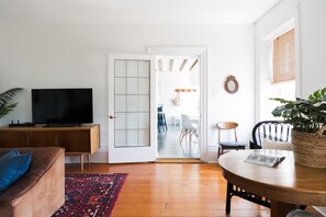 Fernseher, Bücher, Arbeitsbereiche