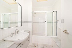 Ducha, secador de pelo, toallas, jabón