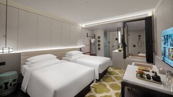 Habitación Deluxe con 2 camas individuales, vistas a la ciudad | Ropa de cama de alta calidad, edredones de plumas, minibar y caja fuerte