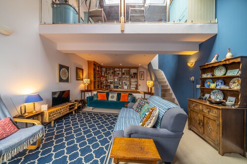 Linstead House -  Modern Townhouse with views