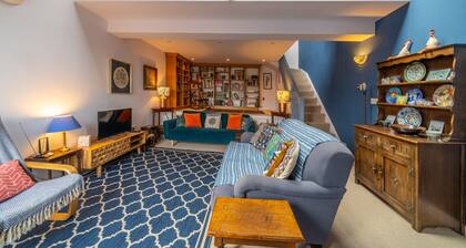 Linstead House - Modern Townhouse with views