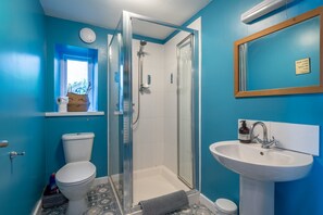 Shower, hair dryer, towels - Linstead House -  Modern Townhouse with views (Kendal)