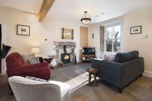 Een televisie en een open haard