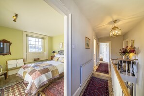 5 Schlafzimmer, Bügeleisen/Bügelbrett, Reisekinderbett, WLAN