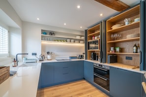 Microonde, forno, lavastoviglie, seggiolone