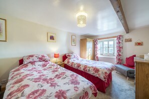 2 bedrooms, iron/ironing board, WiFi, bed sheets - Drawell Cottage -  Cottage on a working farm with splendid views (Sedbergh)