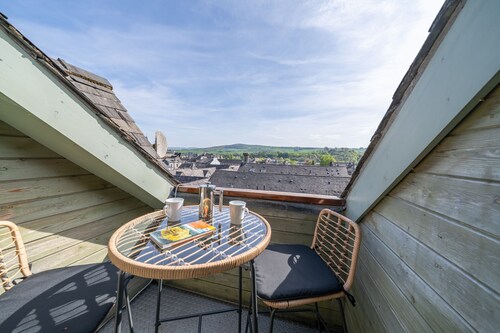 Bowling Fell Cottage -  Kendal Townhouse with Views