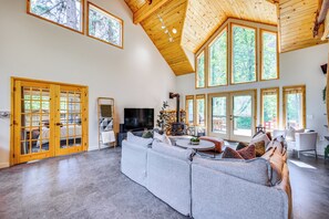 TV, books, music library, stereo - River Lover's Paradise! Luxe Cabin on the Naches (Naches)