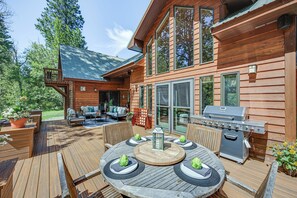 Outdoor dining - River Lover's Paradise! Luxe Cabin on the Naches (Naches)
