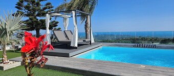 5BR Lux Villa - Sleeps 13 - Saltwater Pool - Outdoor Bar - Fireplace - Lefkara