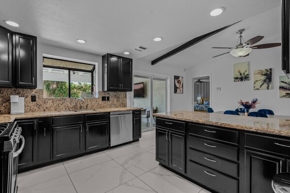 Køleskab, mikrobølgeovn, ovn, kogeplade