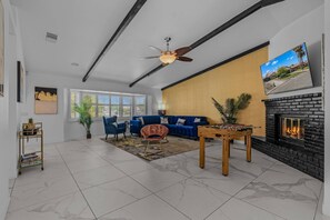 Televisión, chimenea