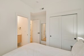 2 bedrooms, desk, iron/ironing board, internet - Near Biotechs & MIT: Cozy Condo w/ Fireplace (Cambridge)