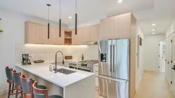 Fridge, microwave, stovetop, dishwasher