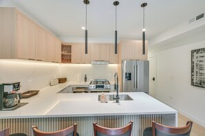 Réfrigérateur, micro-ondes, plaque de cuisson, lave-vaisselle