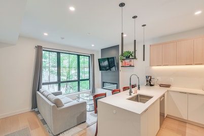 Near Biotechs & MIT: Cozy Condo w/ Fireplace