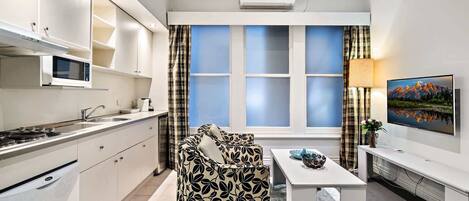 Fridge, microwave, stovetop, dishwasher