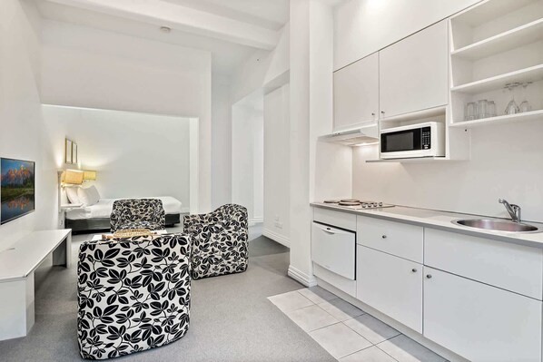 Fridge, microwave, dishwasher, coffee/tea maker - Inner-City Studio – Walk to Everything! (Melbourne)