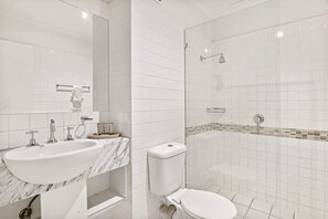 Shower, towels - Inner-City Studio – Walk to Everything! (Melbourne)