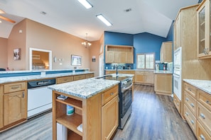 Fridge, microwave, stovetop, dishwasher