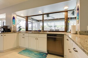 Réfrigérateur, micro-ondes, plaque de cuisson, lave-vaisselle