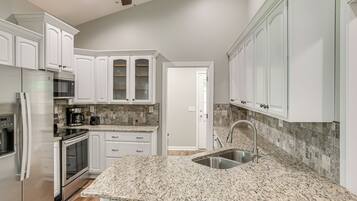 Coffee/tea maker, fridge, microwave, stovetop