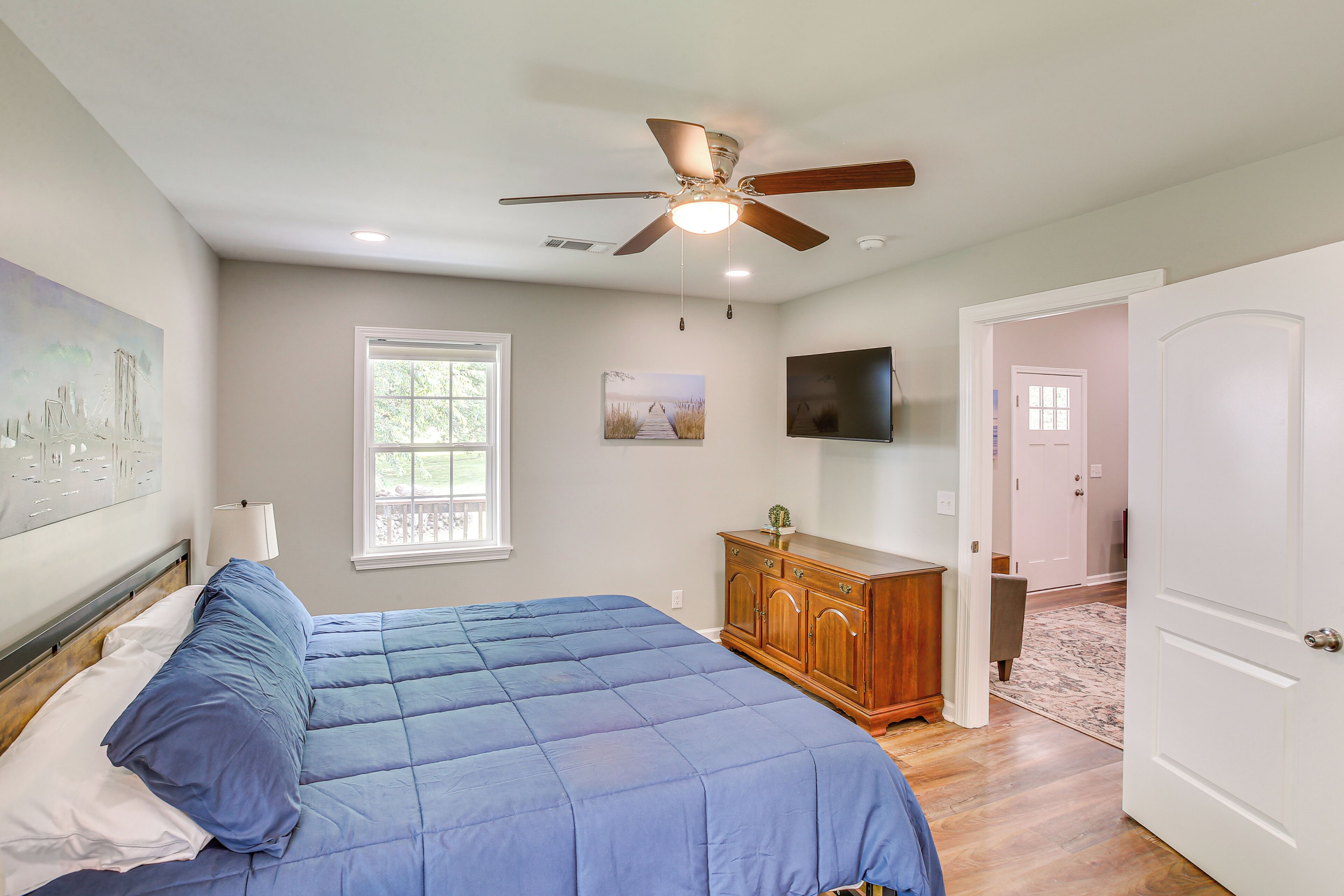 3 bedrooms, desk, iron/ironing board, internet