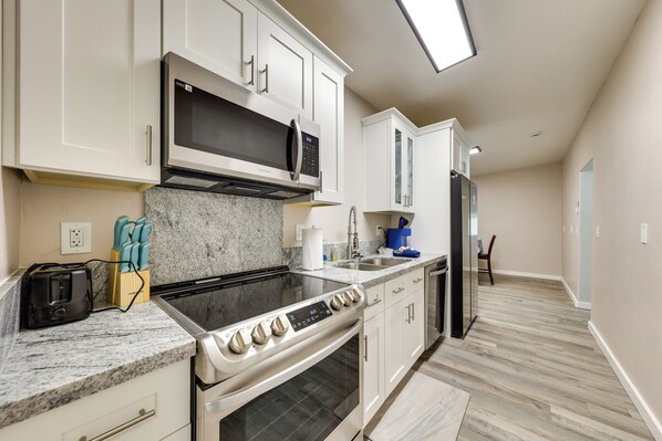 Fridge, microwave, stovetop, dishwasher