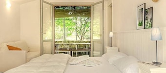 Villa Lidira: A characteristic and welcoming cottage surrounded by the greenery, with Free WI-FI.