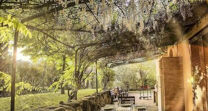 Villa Lidira: A characteristic and welcoming cottage surrounded by the greenery, with Free WI-FI.