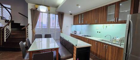Departamento de lujo, balcón, vista a la ciudad | Cocina privada | Refrigerador, microondas y parrilla de estufa