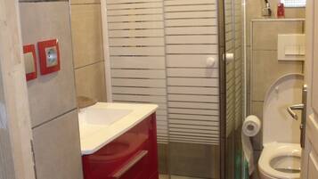 Douche, sĂšche-cheveux, serviettes fournies