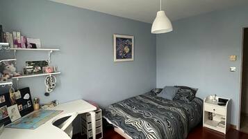 3 slaapkamers, een strijkplank/strijkijzer, wifi, beddengoed