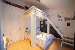 6 habitaciones, tabla de planchar con plancha, wifi y ropa de cama 