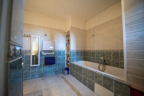 Shower, hair dryer, bidet, towels - Villa Belle Évasion (trans en provence)