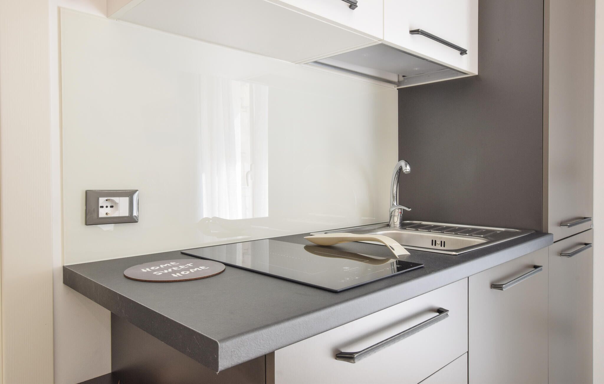 Kühlschrank, Mikrowelle, Kochgeschirr/Geschirr/Besteck