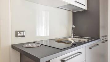 Kühlschrank, Mikrowelle, Kochgeschirr/Geschirr/Besteck