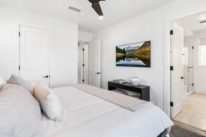 3 bedrooms, iron/ironing board, travel crib, free WiFi