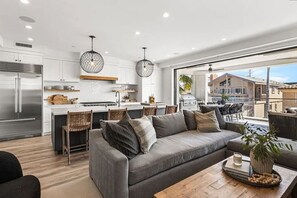 TV connectée, cheminée, chaßne hi-fi