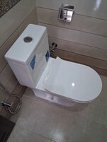 Ducha, toallas, jabón, papel higiénico