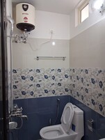 Ducha, toallas, jabón, papel higiénico